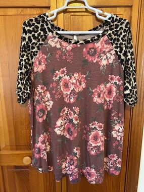 Curvy Leopard Sleeve Floral Raglan Top in Burgundy Rose Plus Size 4X New